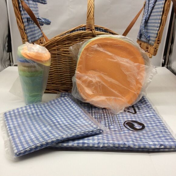 HP!!! 4 Person Wicker Picnic Basket w/Plates, Cups, Cloth Napkins, Table Cloth - Picture 7 of 9